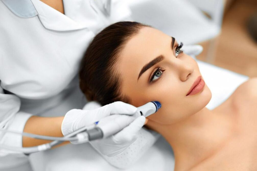 Efectuarea procedurii de întinerire de către cosmetolog